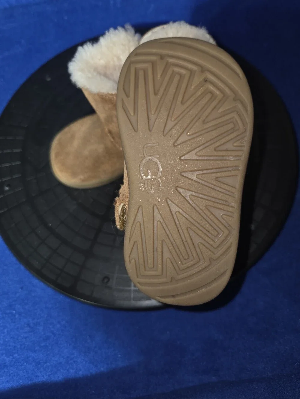 UGG Kids Keelan Chestnut Shearling Water Resistant Boots, Sz. 04/05-US, 20.5-EU